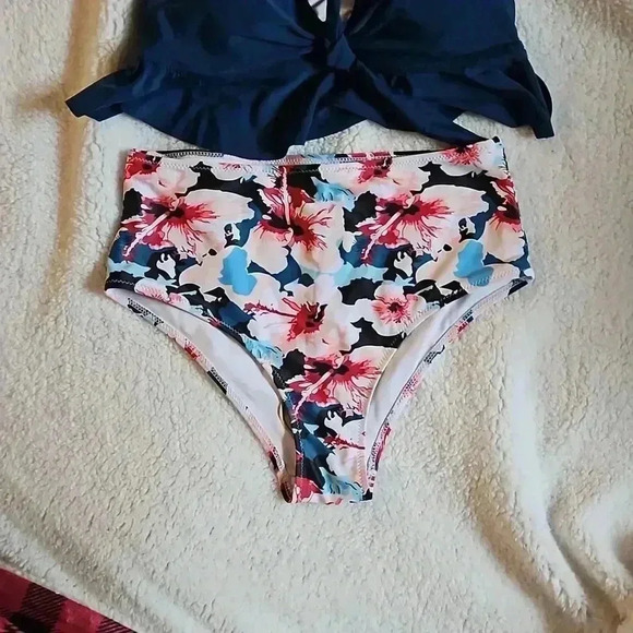 Beachsissi Bathing Suit - Picture 2 of 5